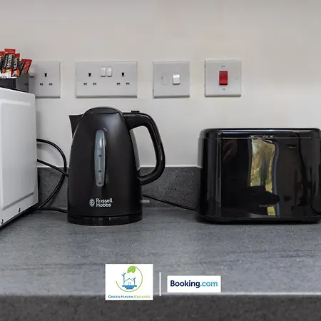 Cosy Retreat By Haven Escapes Short Lets & Serviced Seacroft With Free Off-street Parking & Pet-friendly Apartment Leeds (West Yorkshire)