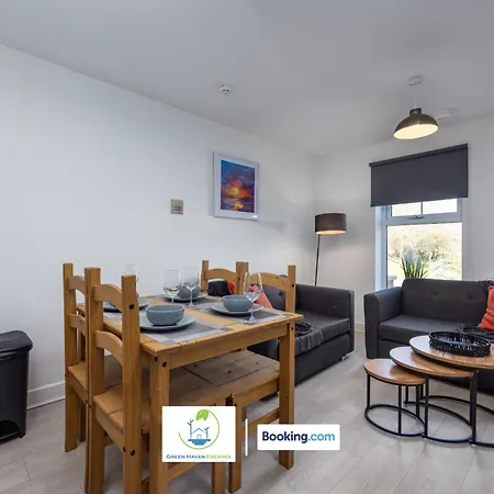 Cosy Retreat By Haven Escapes Short Lets & Serviced Seacroft With Free Off-street Parking & Pet-friendly * Leeds (West Yorkshire)