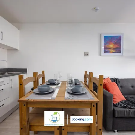 Apartment Cosy Retreat By Haven Escapes Short Lets & Serviced Seacroft With Free Off-street Parking & Pet-friendly *