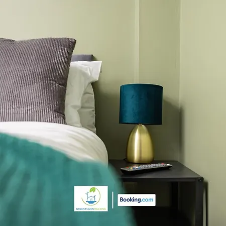 Cosy Retreat By Haven Escapes Short Lets & Serviced Seacroft With Free Off-street Parking & Pet-friendly Apartment