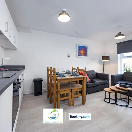 Cosy Retreat By Haven Escapes Short Lets & Serviced Seacroft With Free Off-street Parking & Pet-friendly Apartment