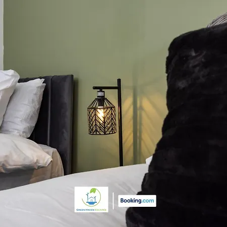 Cosy Retreat By Haven Escapes Short Lets & Serviced Seacroft With Free Off-street Parking & Pet-friendly Apartment