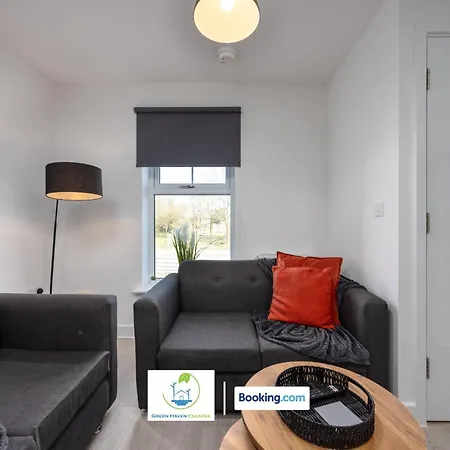 Cosy Retreat By Haven Escapes Short Lets & Serviced Seacroft With Free Off-street Parking & Pet-friendly Apartment *