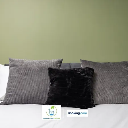 Apartment Cosy Retreat By Haven Escapes Short Lets & Serviced Seacroft With Free Off-street Parking & Pet-friendly *