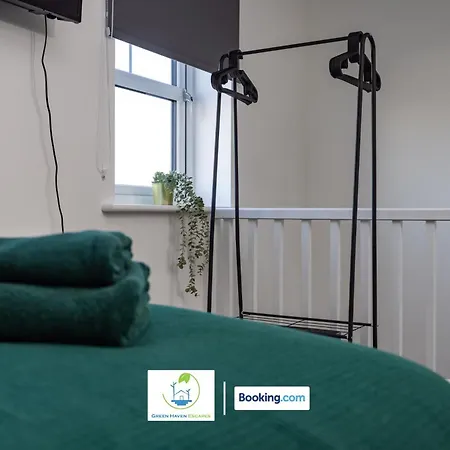 Cosy Retreat By Haven Escapes Short Lets & Serviced Seacroft With Free Off-street Parking & Pet-friendly * Leeds (West Yorkshire)