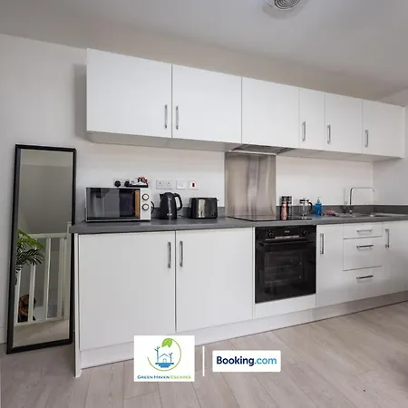 Apartment Cosy Retreat By Haven Escapes Short Lets & Serviced Seacroft With Free Off-street Parking & Pet-friendly *