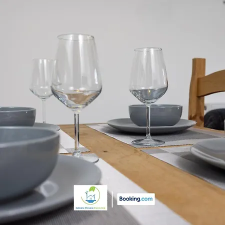 Cosy Retreat By Haven Escapes Short Lets & Serviced Seacroft With Free Off-street Parking & Pet-friendly Apartment *