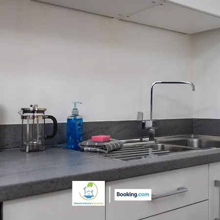 Cosy Retreat By Haven Escapes Short Lets & Serviced Seacroft With Free Off-street Parking & Pet-friendly Apartment Leeds (West Yorkshire)